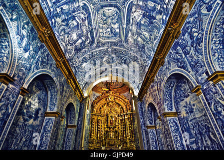 Il Portogallo, Algarve: piastrelle storico (azulejos) e altare d'oro nella piccola chiesa Igreja de Sao Lourenco a Almansil Foto Stock