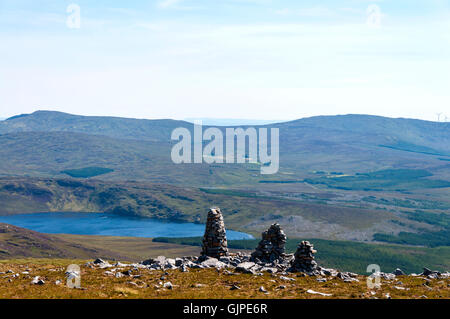 Vista dalle pendici di Sliabh Tuaidh Mountain o Slievetooey, pietra cairns costruito da escursionisti, vicino a Ardara, County Donegal, Irlanda Foto Stock