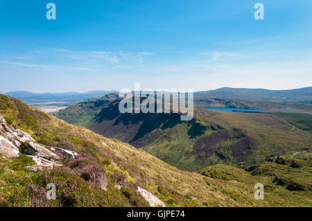 Vista dalle pendici di Sliabh Tuaidh Mountain o Slievetooey, vicino a Ardara, County Donegal, Irlanda Foto Stock