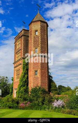 Elizabethan il castello di Sissinghurst Tower, storico castello e giardini nel Kent, Inghilterra Foto Stock