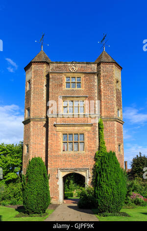 Il castello di Sissinghurst Tower, storico castello e giardini nel Kent, Inghilterra Foto Stock