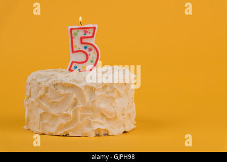 Torta smerigliato con numero cinque candela Foto Stock