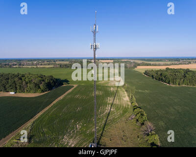 Vista aerea di un telefono cellulare torre in America rurale Foto Stock