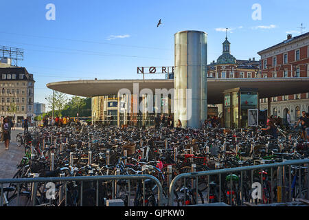 Copenhagen, Danimarca - 21 Luglio 2016: bicicletta parcheggio sulla piazza di Copenhagen Foto Stock