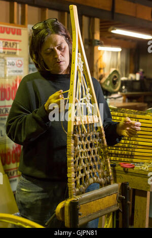 Shingleton, Michigan - Julie Holmes stringhe di racchette da neve al Iverson fabbrica con racchette da neve. Foto Stock