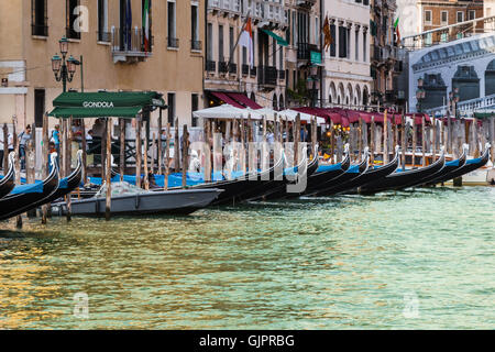 Serie di gondola in Canal Grande a Venezia vicino al Ponte di Rialto Foto Stock