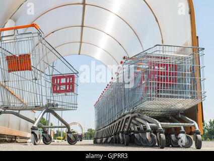 Carrelli di shopping in un parcheggio Foto Stock