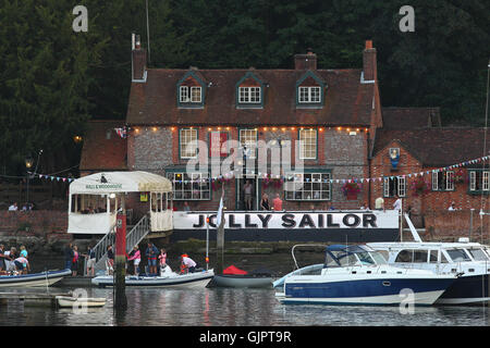 Il famoso velista Jolly sul bel fiume Hamble, Old Bursledon dalla sera alla sun verso il basso Foto Stock