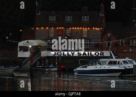 Il famoso velista Jolly sul bel fiume Hamble, Old Bursledon dalla sera alla sun verso il basso Foto Stock