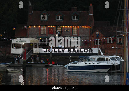 Il famoso velista Jolly sul bel fiume Hamble, Old Bursledon dalla sera alla sun verso il basso Foto Stock