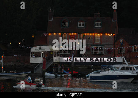 Il famoso velista Jolly sul bel fiume Hamble, Old Bursledon dalla sera alla sun verso il basso Foto Stock