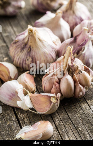 Gustosa aglio sul vecchio tavolo in legno. Foto Stock