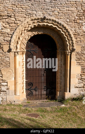 Norman porta Santa Maria Vergine Chiesa, Bampton, Oxfordshire, England, Regno Unito Foto Stock