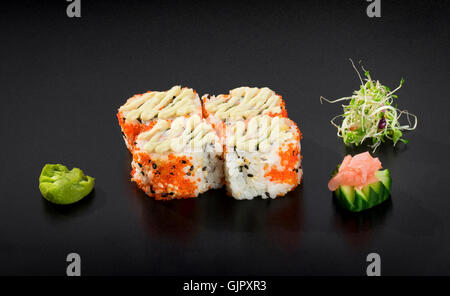 Delizioso Sushi set. Uramaki sushi rotoli decorate con maionese giapponese e caviale Foto Stock