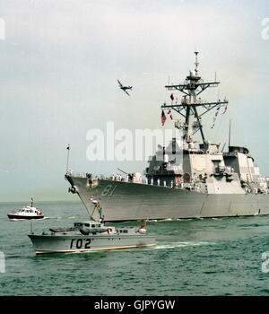 AJAX NEWS & FEATURE SERVICE. 23RD agosto, 2001. PORTSMOUTH, Inghilterra. - AMERICA DEL PIÙ RECENTE nave da guerra arriva. Il ARLEIGH BURKE CLASS DESTROYER USS WINSTON.S.CHURCHILL, scortati da un'annata SPITFIRE AEROMOBILI E LA VOSPER PROTOTIPO MTB 102, approcci Portsmouth Porto alla fine della sua Maiden Voyage estera. Foto:JONATHAN EASTLAND/AJAX REF:33/02. Foto Stock