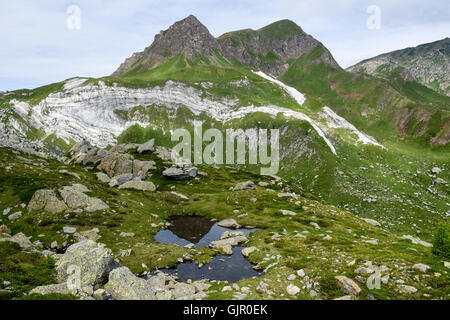 Paesaggio di montagna sopra il lago Tremorgio Il Canton Ticino nelle alpi svizzere Foto Stock