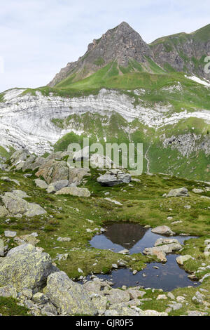 Paesaggio di montagna sopra il lago Tremorgio Il Canton Ticino nelle alpi svizzere Foto Stock