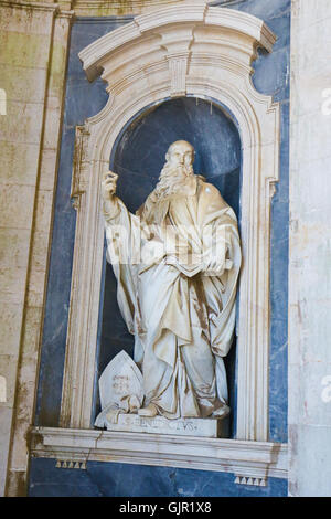 Statua di San Benedetto da Norcia, il santo patrono d Europa, presso il palazzo di Mafra in Portogallo. Foto Stock