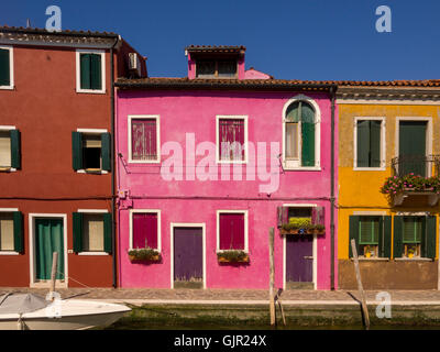 Le tradizionali case dipinte lungo il canale sull'isola di Burano. Venezia, Italia. Foto Stock