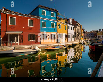 La tradizionale terrazza dipinta di colore canalside ospita sull'isola di Burano. Venezia, Italia. Foto Stock