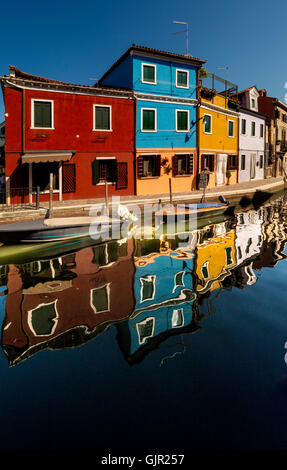 La tradizionale terrazza dipinta di colore canalside ospita sull'isola di Burano. Venezia, Italia. Foto Stock