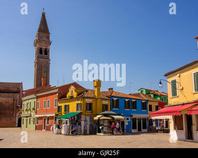 Facciate esterne tradizionali colorate di case e negozi sull'isola di Burano. Venezia, Italia. Foto Stock