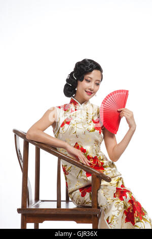 Vestito in cinese tradizionale costumi studio shot giovane donna e dinette  Foto stock - Alamy
