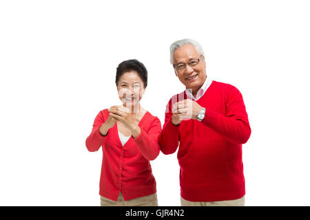 Studio shot di una coppia di anziani Baoquan Anno Foto Stock