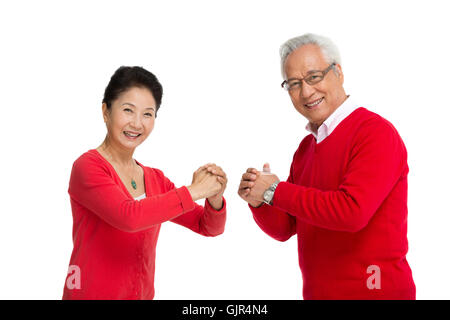 Studio shot di una coppia di anziani Baoquan Anno Foto Stock