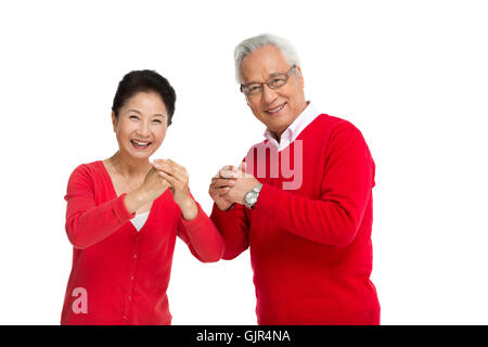 Studio shot di una coppia di anziani Baoquan Anno Foto Stock