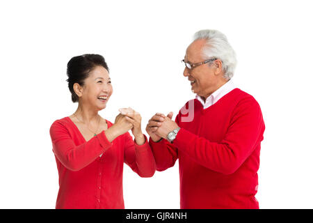 Studio shot di una coppia di anziani Baoquan Anno Foto Stock