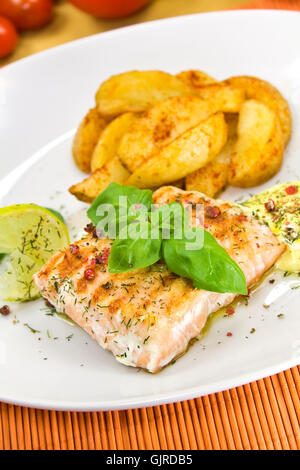 - Salmone alla griglia con spicchi di patate Foto Stock