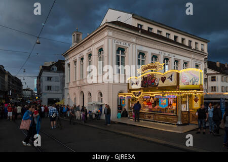 Un illuminato candy booth oltre l'Hotel Merian a Basilea durante la festa nazionale del primo agosto, Svizzera Foto Stock