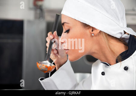 Salsa di donna cook Foto Stock