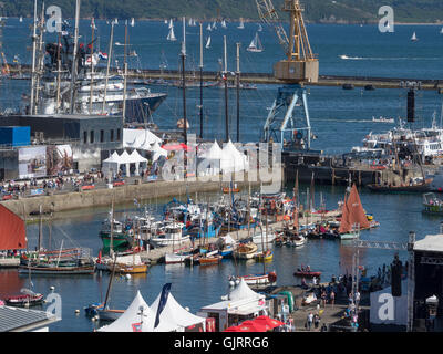 Brest: la porta fishingl visto in quanto il cours Dajot durante il Brest's International Maritime Festival 2016. Foto Stock