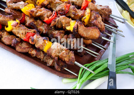 Spiedini di carne mista sulla scheda di partito Foto Stock