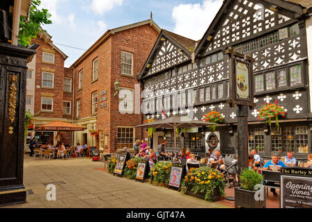 Golden Square e l'Orzo Mow Inn circa 1561 al centro citta' di Warrington, Cheshire. Foto Stock