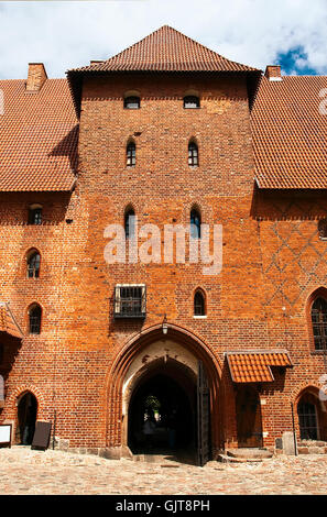 Ingresso principale al castello dal cortile. Polonia Foto Stock