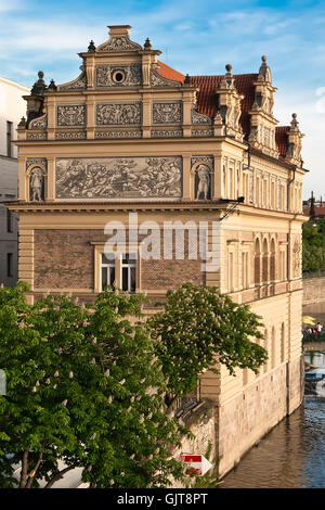 La Smetana Museum di Praga, come si vede dal Charles Bridge Foto Stock