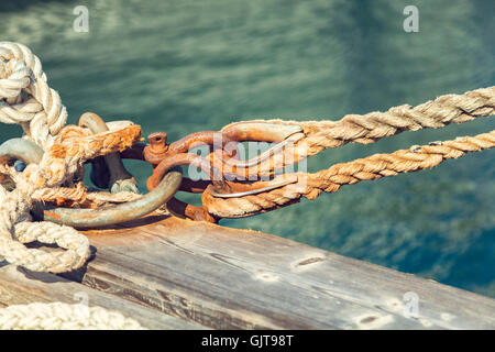 Immagine della vecchia barca corda, legato al molo. Foto Stock