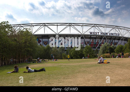 Stadio Olimpico, a Stratford, la nuova casa a West Ham United Football Club, Queen Elizabeth Olympic Park, London, Regno Unito Foto Stock