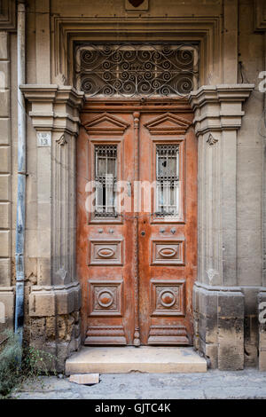 Una vecchia porta di legno a Nicosia in Cipro Foto Stock