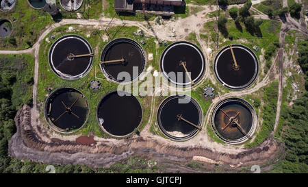 Meccanica vasche di decantazione a chiarificatori sono in impianto di trattamento delle acque reflue. Vista aerea Foto Stock