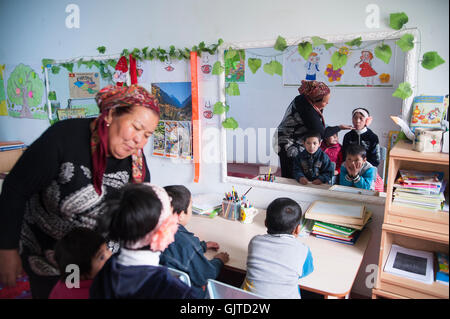 Jalalabat, Kirghizistan: In un centro per i portatori di handicap fisici e psichici bambini,i bambini ricevono l apprendimento, discorso, terapia creativa Foto Stock