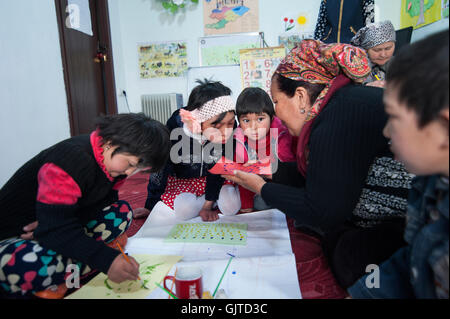 Jalalabat, Kirghizistan: In un centro per i portatori di handicap fisici e psichici bambini,i bambini ricevono l apprendimento, discorso, terapia creativa Foto Stock