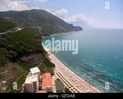 Hotel edifici sono sul litorale adriatico sulla spiaggia di JAZ. Comune di Budva, Montenegro Foto Stock