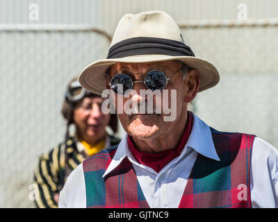 Autista vestito negli anni trenta vestiti Art Deco weekend Napier Isola del nord della Nuova Zelanda. Foto Stock
