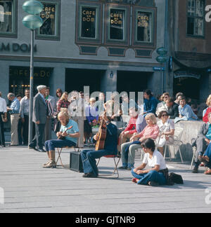 München, 1985. Innenstadt. Strassenmusiker in der Fußgängerzone (Fussgaengerzone) der Kaufingerstrasse. Monaco di Baviera, 1985. Centro citta'. Musicista di strada nella zona per lo shopping della Kaufingerstrasse. Foto Stock