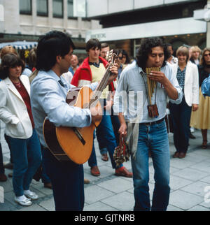 München, 1985. Innenstadt. Zwei Strassenmusiker in der Fußgängerzone (Fussgaengerzone) der Kaufingerstrasse. Monaco di Baviera, 1985. Centro citta'. Due musicisti di strada nella zona per lo shopping della Kaufingerstrasse. Foto Stock