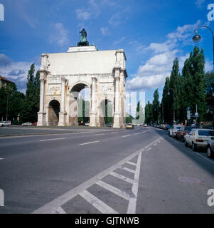 München, 1985. Das Siegestor, (Rückseite) am Beginn der Leopoldstrasse, Stadtteil Schwabing. Mit Inschrift auf dem Triumphbogen: DEM SIEG GEWEIHT-VOM KRIEG ZERSTÖRT-ZUM FRIEDEN MAHNEND. Monaco di Baviera, 1985. Le tre arcate arco trionfale: Siegestor - Lato posteriore ( Porta Vittoria ), fine di Ludwig Street e Leopold Street vicino al quartiere di Schwabing. Foto Stock